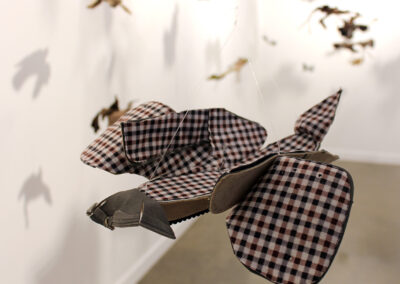 Installation représentant des oiseaux fabriqués avec des chaussures déconstruites