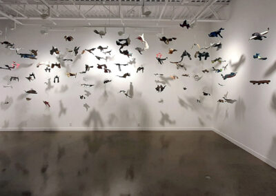 Installation représentant des oiseaux fabriqués avec des chaussures déconstruites