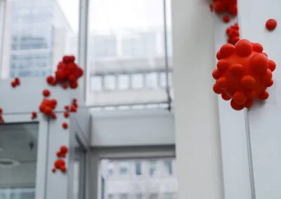 Une sorte de champignons rouges sur les murs intérieurs d''un batiment
